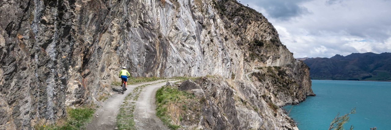Dingleburn cyclist on trail