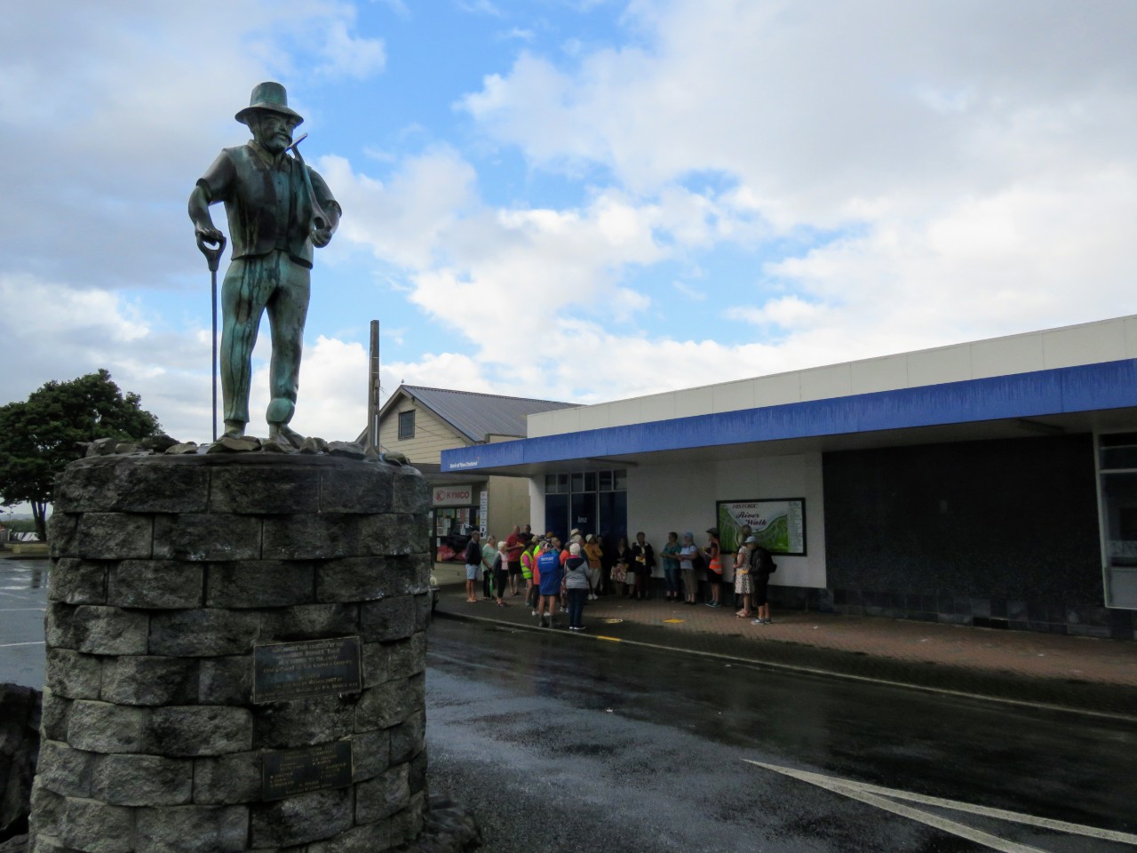 the gum diggers statue in Hokianga Road