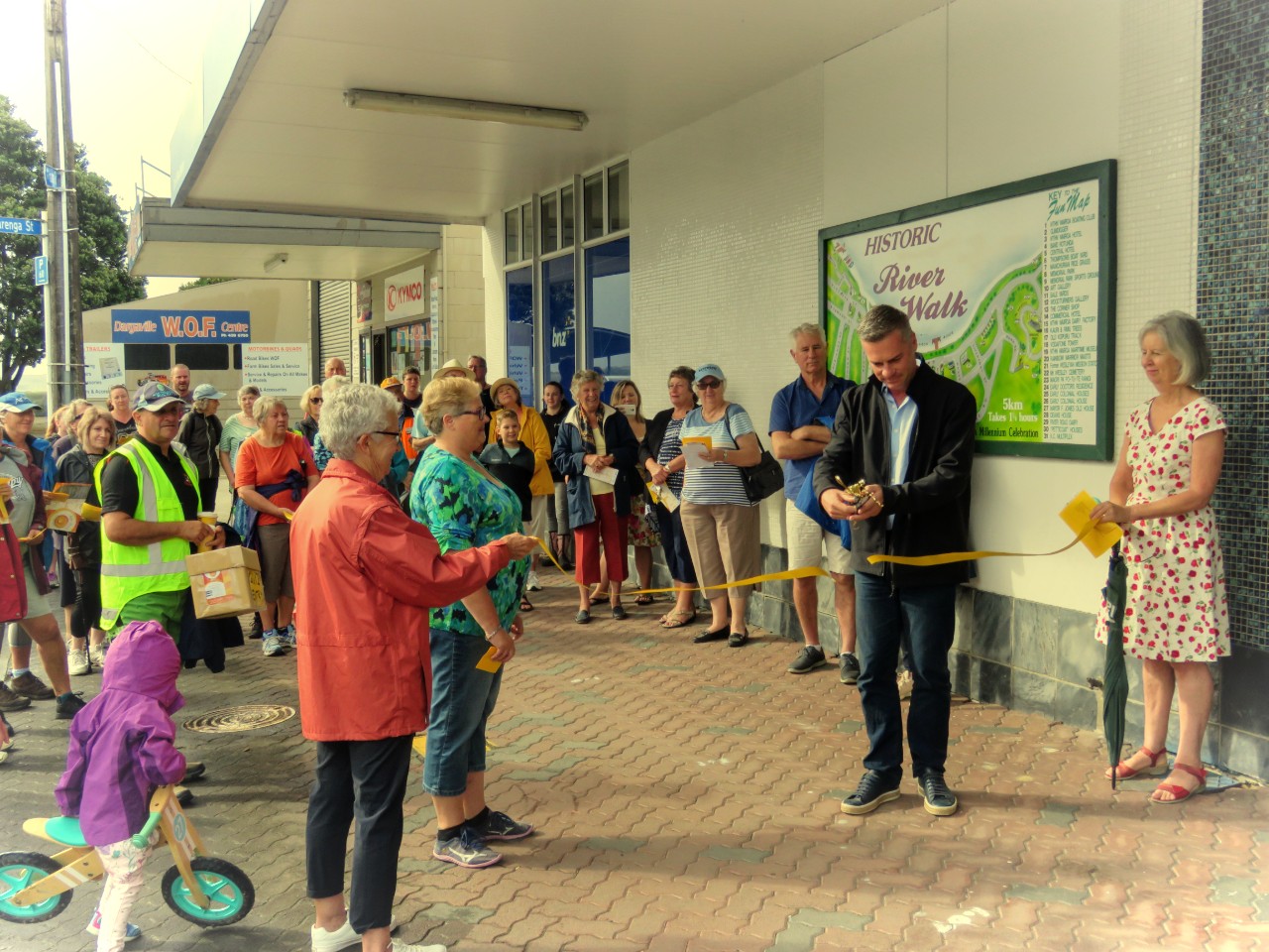 Kaipara Mayor, Dr Jason Smith cut the ribbon to open the walk 