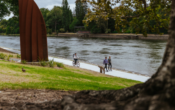 Cyclist and walkers by Waikato river